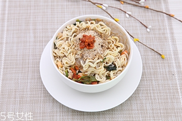 方便面和米飯哪個(gè)熱量高？方便面和米飯哪個(gè)更容易長胖？