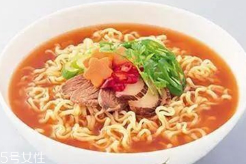 方便面沒泡熟可以吃嗎？半生不熟的泡面可以吃嗎？