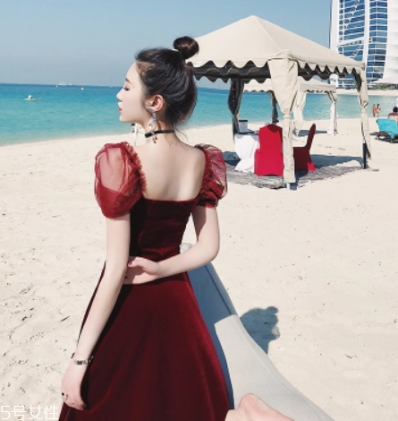 黃皮適合什么顏色裙子？什么顏色裙子適合黃皮女生？
