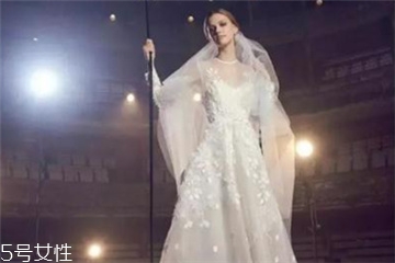 婚紗什么顏色好？婚紗買哪種顏色好？
