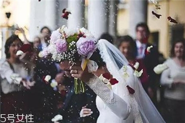 婚紗上面的機(jī)油怎么洗？婚紗沾上機(jī)油用什么洗？