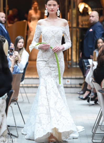 婚紗里面有胸墊嗎？婚紗是自帶胸墊嗎？
