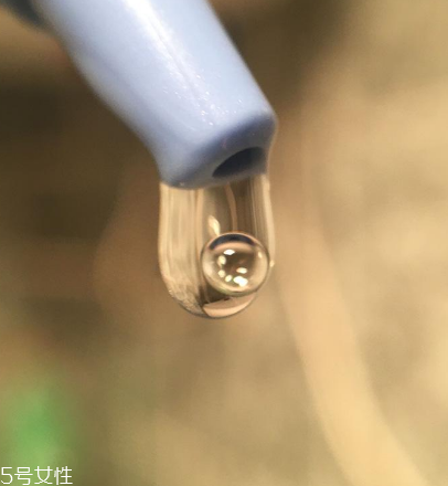 油皮能用精華嗎？油性皮膚能用精華液嗎？