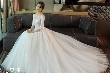 婚紗里面穿絲襪嗎？穿婚紗要穿絲襪嗎？