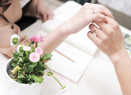 婚戒可以戴中指嗎？婚戒能戴在中指上嗎？