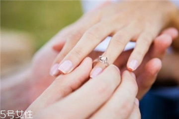 婚戒可以戴中指嗎？婚戒能戴在中指上嗎？