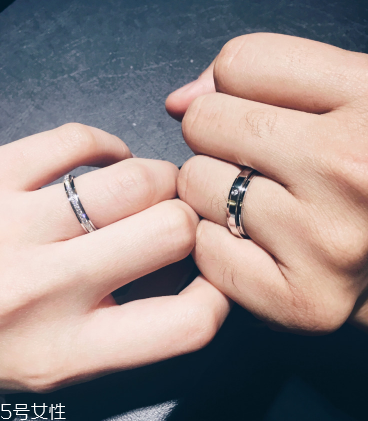 婚戒是男左女右嗎？婚戒應(yīng)該戴左手還是右手？