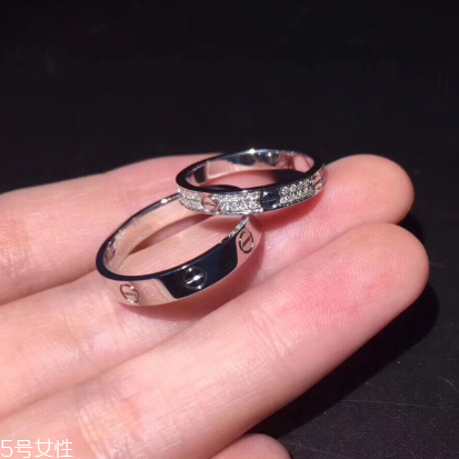婚戒是男左女右嗎？婚戒應(yīng)該戴左手還是右手？
