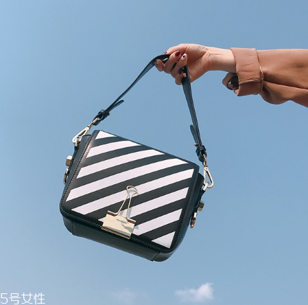 微胖女生背什么包包？微胖女生適合什么包包？