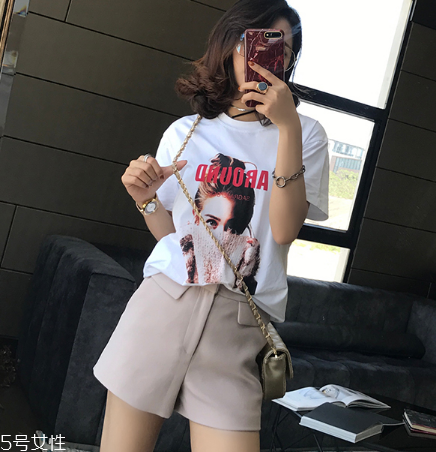 夏天白色t恤怎么搭配？夏季白t搭配竅門