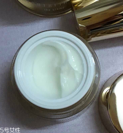 眼霜晚上用好還是白天用好？眼霜最佳使用時(shí)間