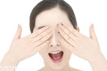 眼霜里的小勺怎么用？眼霜里的勺子如何使用
