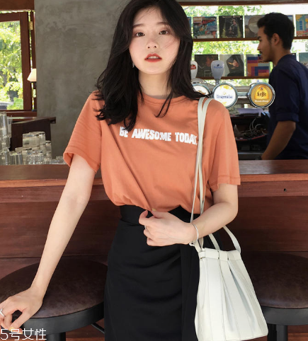 女生穿什么短袖好看？女生適合穿什么短袖？