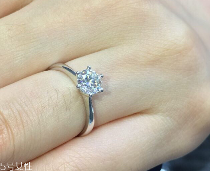 鉆戒是訂婚買還是結(jié)婚買？鉆戒訂婚就要買嗎？