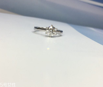 鉆戒是訂婚買還是結(jié)婚買？鉆戒訂婚就要買嗎？