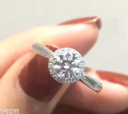 鉆戒是定制還是成品好？鉆戒買定制的還是買成品？