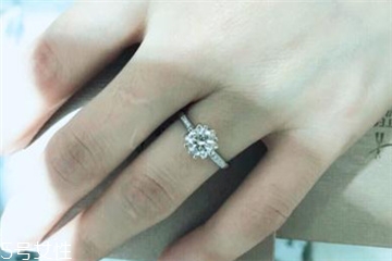 鉆戒是定制還是成品好？鉆戒買定制的還是買成品？