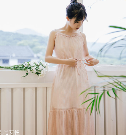 夏天穿什么顏色連衣裙好？夏天適合什么顏色連衣裙？
