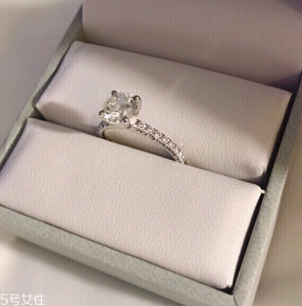 鉆戒和婚戒怎么一起戴？鉆戒和婚戒怎么同時(shí)戴？