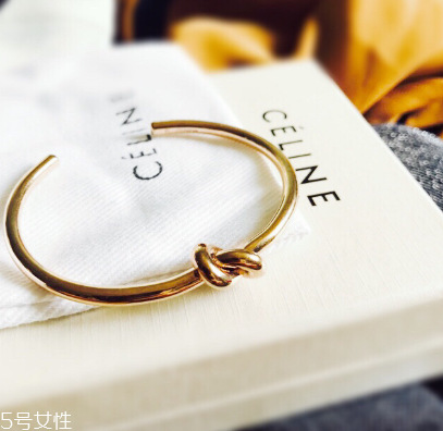 手鐲可以戴兩只手嗎？手鐲可以兩只手同時戴嗎？
