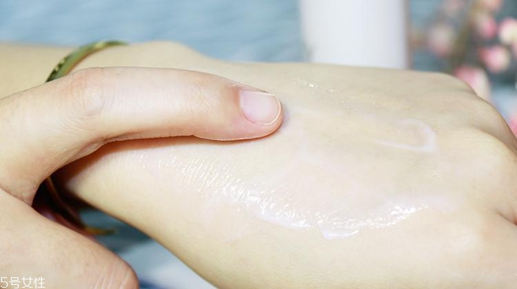olay水感透白系列與水感透白臻粹系列哪個好？什么區(qū)別？