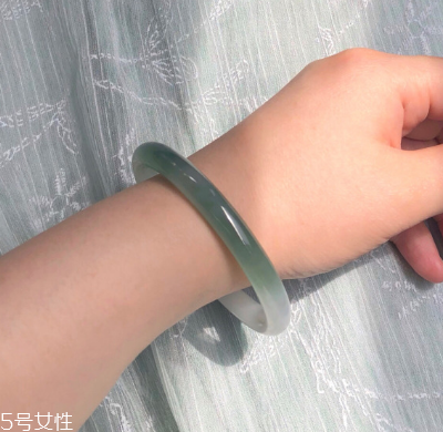 手鐲可以讓別人摸嗎？手鐲被別人摸了有影響嗎？