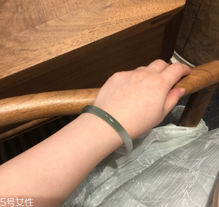 手鐲可以讓別人摸嗎？手鐲被別人摸了有影響嗎？