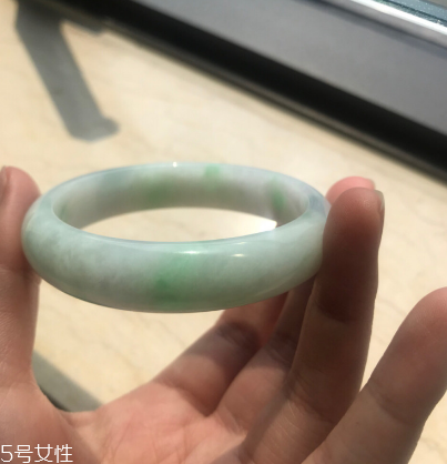 手鐲有裂紋還值錢嗎？手鐲有裂紋影響價格嗎？