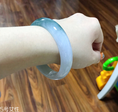 手鐲有裂紋還值錢嗎？手鐲有裂紋影響價格嗎？