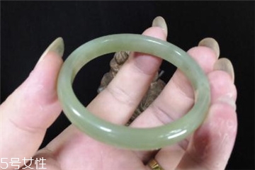 手鐲有裂紋還值錢(qián)嗎？手鐲有裂紋影響價(jià)格嗎？