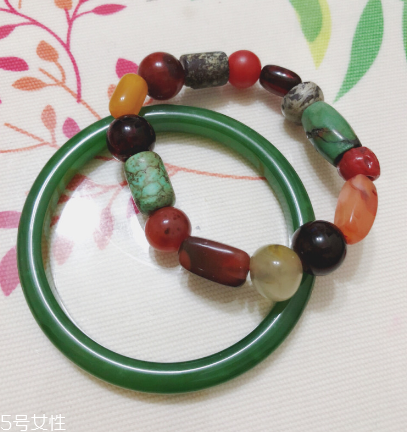 手鐲是圓的好還是扁的好？手鐲買(mǎi)圓的還是扁的？
