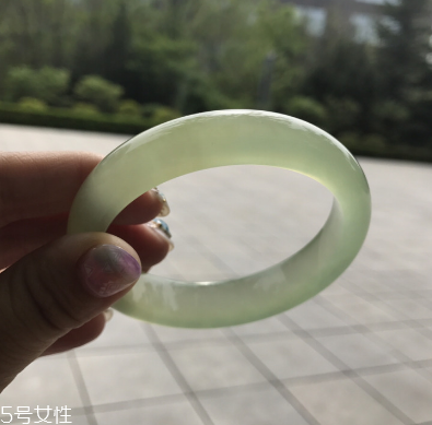 手鐲對(duì)身體有好處嗎？手鐲有哪些好處？