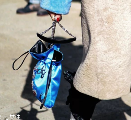 今年流行什么水桶包？水桶包流行什么款式？