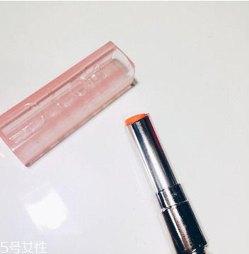 唇膏用完里邊怎么打開？唇膏剩一截怎么挖出來？