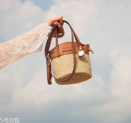 女生夏天背什么包？女生夏季包包搭配圖片