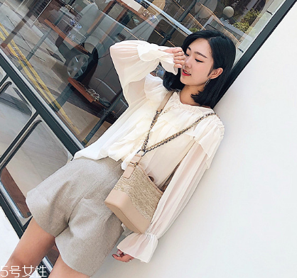 女生夏天背什么包？女生夏季包包搭配圖片