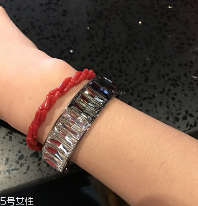 紅珊瑚手鏈真假鑒別 怎樣辨別紅珊瑚手鏈的真假？