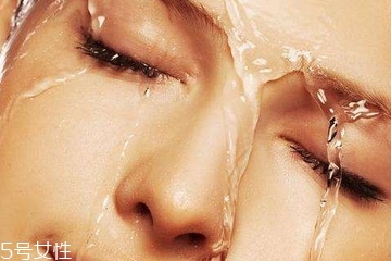 化妝水是什么？化妝水是什么時候用的？