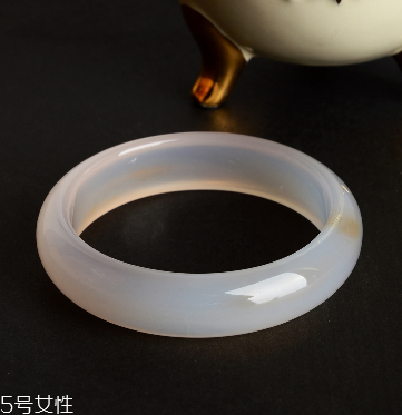 玉髓手鐲戴哪只手？玉髓手鐲戴左手還是右手？