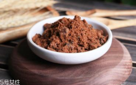 紅糖面膜用什么水稀釋？紅糖面膜用熱水還是冷水泡？