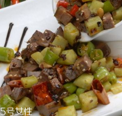 豬心能治心臟病嗎？豬心可以治心臟?。?></p><h3>豬心和什么一起炒好吃</h3><p>青椒炒豬心原料：青椒一只、豬心一只。調(diào)料：鹽、醬油、味精、糖、酒、淀粉、姜片、蒜末。</p><p>1、鍋上火加熱，加入適量油，油略熱，加入青椒塊煸炒，片刻后盛出；</p><p>2、余油加入姜片、蒜末爆香；</p><p>3、加入腌過的豬心煸炒；</p><p>4、豬心變色后，加入青椒塊一起煸炒；</p><p>5、加入味精適量，淋上水淀粉，收汁，撒上適量白胡椒粉，淋上麻油，關(guān)火盛出即可。</p> </div>
<div align=