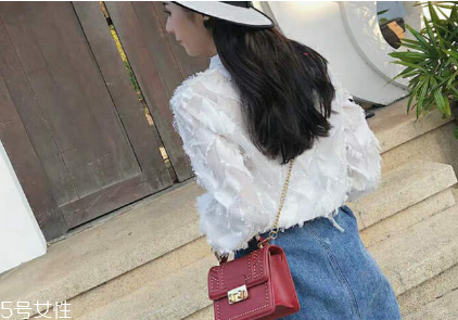 20歲女生背什么包？20多歲女生適合什么包包？
