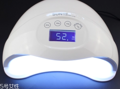 美甲燈會(huì)把手照黑嗎？美甲燈之前要涂防曬霜嗎？