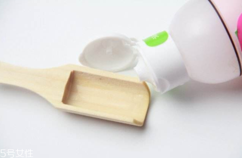 油皮痘痘肌怎么護膚？油皮致痘的4大誤區(qū)