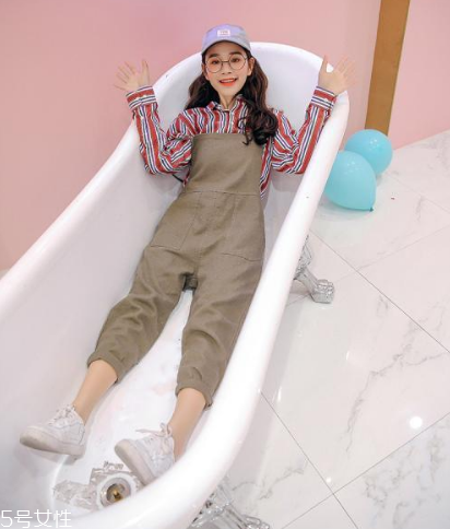 平胸女生夏天穿什么？平胸也能穿出高級感