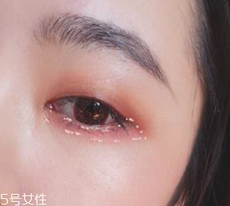 下眼影怎么畫顯眼睛大？眼睛變大2倍的下眼影畫法