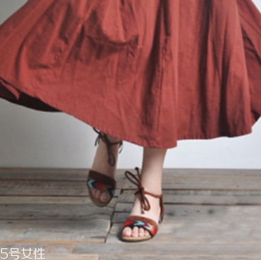 棉麻長裙配什么鞋子？除了小白鞋還有這些