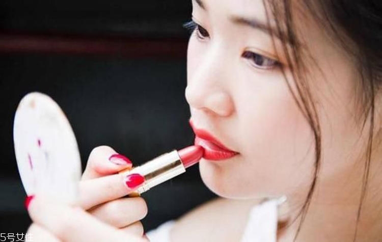 夏天補妝的正確步驟 讓斑駁妝容快速恢復(fù)