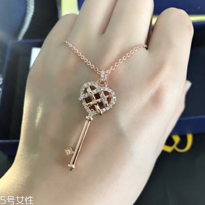 施華洛世奇鑰匙項(xiàng)鏈寓意 打開(kāi)愛(ài)情的大門(mén)