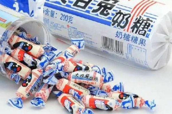 為什么大白兔奶糖包一層糯米糖紙？老版糖紙比一斤糖還貴